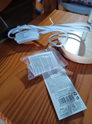 Lámpara de mesa floral de papel y madera