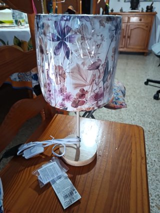 Lámpara de mesa floral de papel y madera