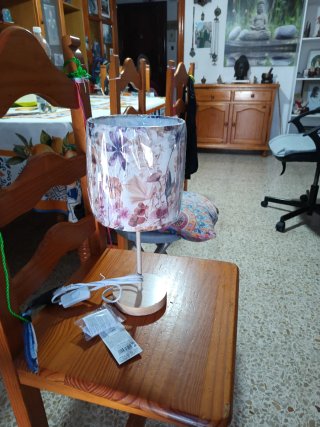 Lámpara de mesa floral de papel y madera