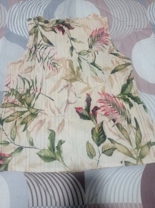 Blusa floral sin mangas prisada