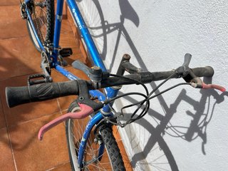 Bicicleta de montaña azul