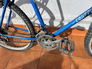 Bicicleta de montaña azul