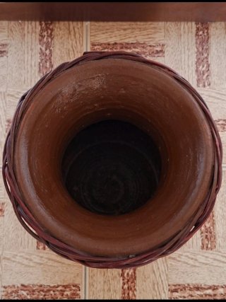 Vaso in terracotta rivestito in vimini e bambù