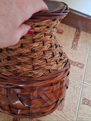 Vaso in terracotta rivestito in vimini e bambù