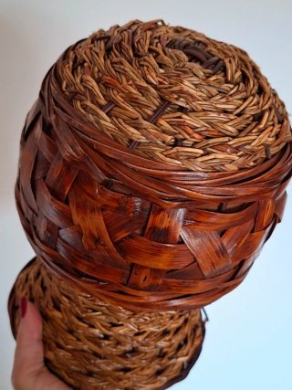 Vaso in terracotta rivestito in vimini e bambù