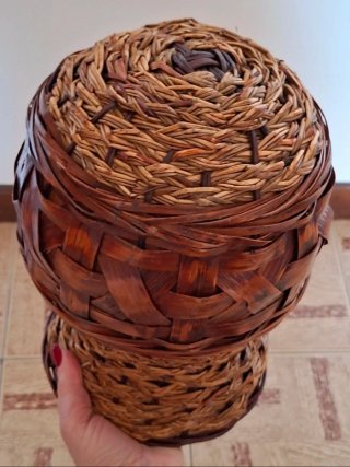 Vaso in terracotta rivestito in vimini e bambù