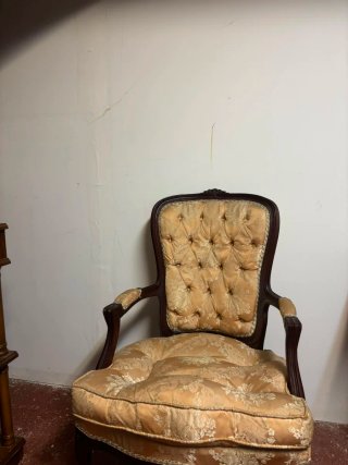Sillón antiguo tapizado floral