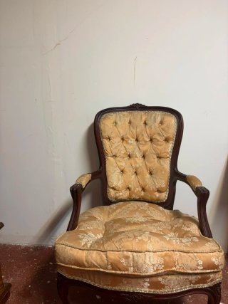 Sillón antiguo tapizado floral