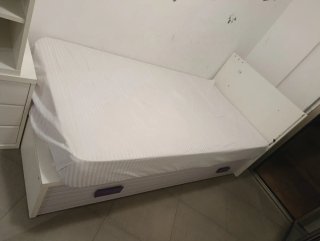 Cama individual blanca con cajones