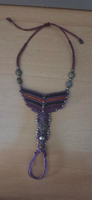 Pulsera pie macramé morado y dorado