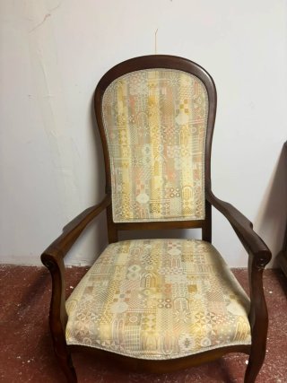 Sillón antiguo grande madera y tela