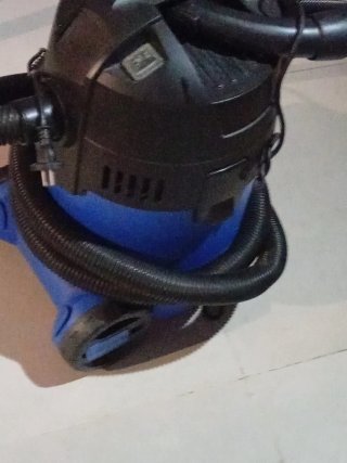 Aspiradora industrial azul y negra