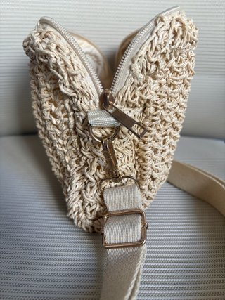 Bolso de rafia beige con correa de tela ajustable