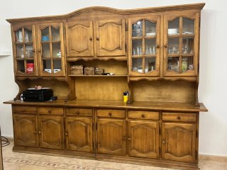 Alacena de madera con vitrinas