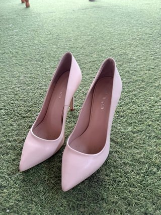 Zapatos de salón beige tacón fino. Talla 37