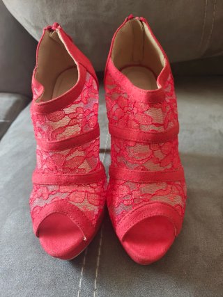 Zapatos de tacón rojos con encaje