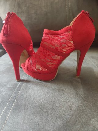 Zapatos de tacón rojos con encaje