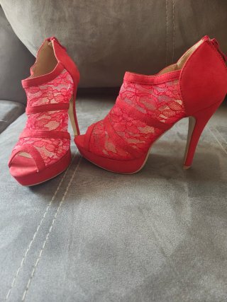 Zapatos de tacón rojos con encaje