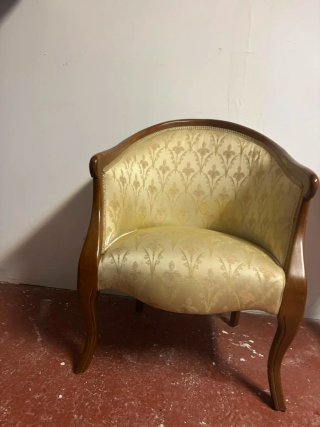 Sillón antiguo mediano tapizado
