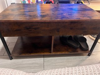 Mesa elevable salón madera con varios compatimento