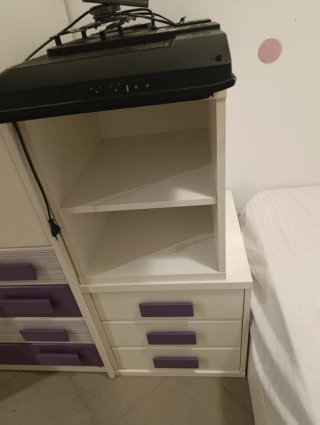 Estantería blanca y morada