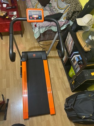 Cinta de correr plegable, naranja y negra.
