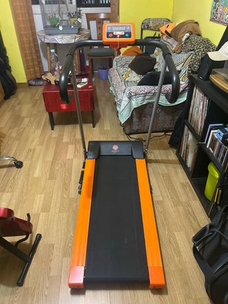 Cinta de correr plegable, naranja y negra.