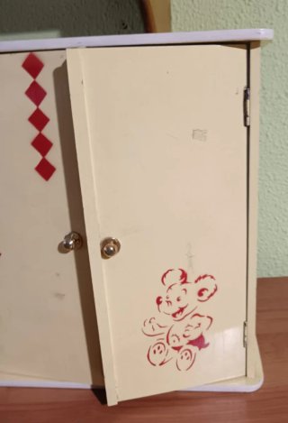 Armario vintage para muñecas