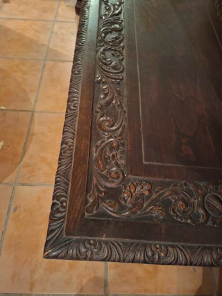 Mesa antigua madera tallada