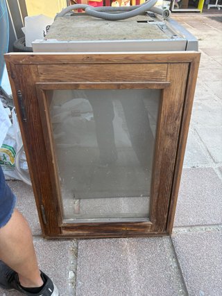 Ventana de madera rústica con marco