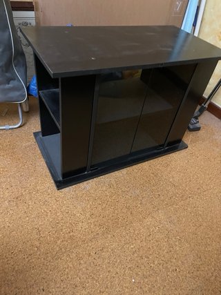 Mueble TV negro con puertas