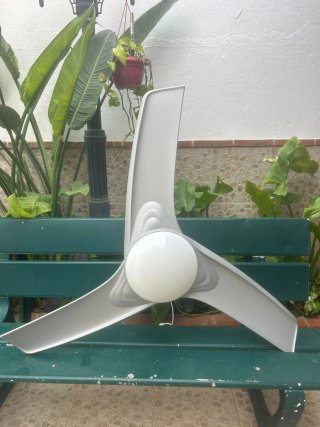Ventilador de techo plateado con mando
