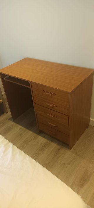 Escritorio de madera marrón