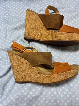 Sandalias cuña marrón y naranja