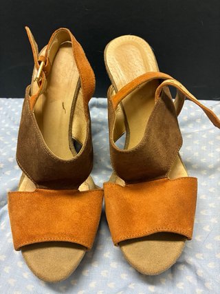 Sandalias cuña marrón y naranja