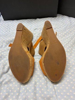Sandalias cuña marrón y naranja