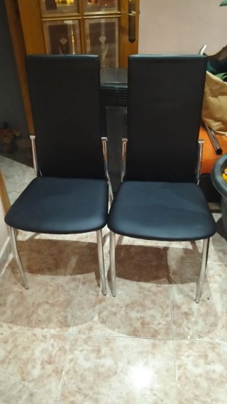 Sillas negras de piel sintética y metal