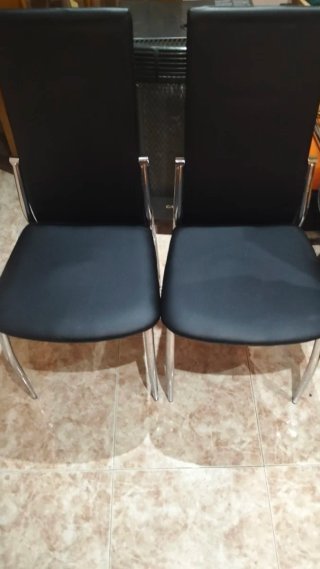 Sillas negras de piel sintética y metal