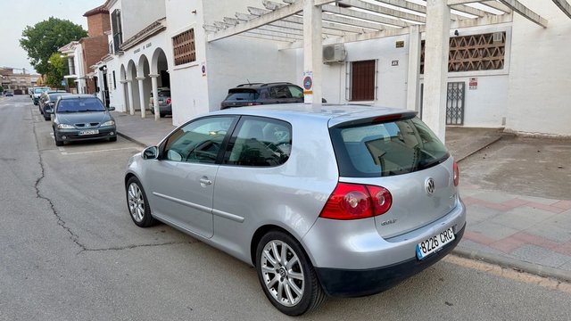 Volkswagen Golf v 2.0tdi