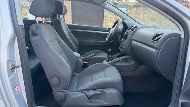 Volkswagen Golf v 2.0tdi