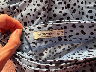 Falda pantalón corta azul con estampado negro