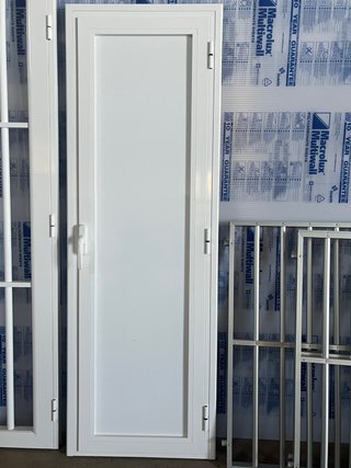 Puerta de aluminio blanca