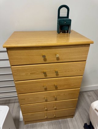 Cómoda de madera con tiradores dorados