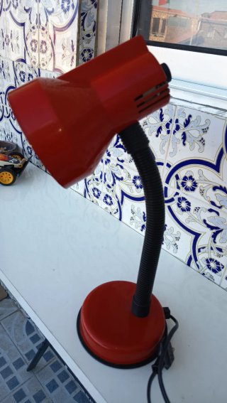 Candeeiro de escritório vermelho e preto