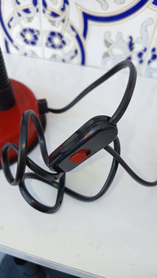 Candeeiro de escritório vermelho e preto