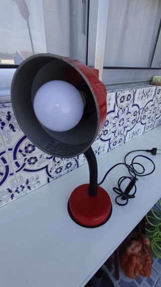 Candeeiro de escritório vermelho e preto