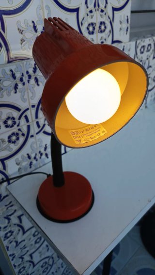 Candeeiro de escritório vermelho e preto