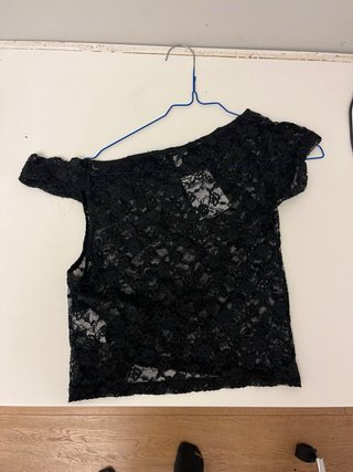 Top encaje negro transparente subdued