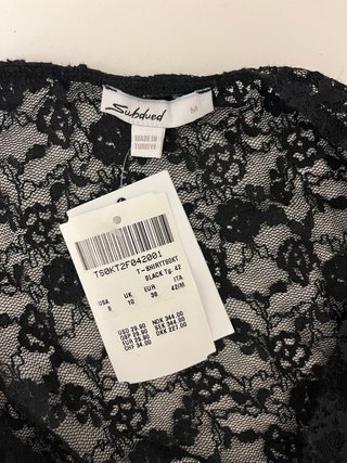 Top encaje negro transparente subdued