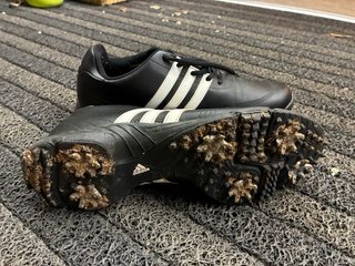 Zapatos de golf Adidas negros y blancos